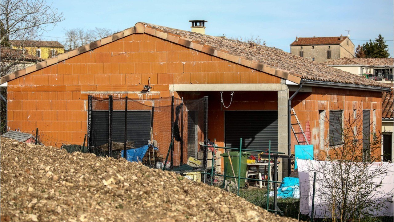 FEMME ACTUELLE - Disparition de Delphine Jubillar : les confidences de ses voisins sur sa “maison bizarre”