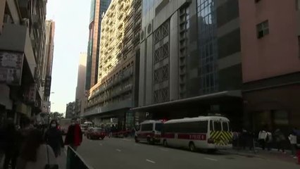 Скачать видео: Seis personas relacionadas con un medio prodemocrático han sido detenidas en Hong Kong