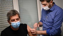 FEMME ACTUELLE - Michel Cymes vacciné pour de faux contre la Covid-19 ? Il réagit !