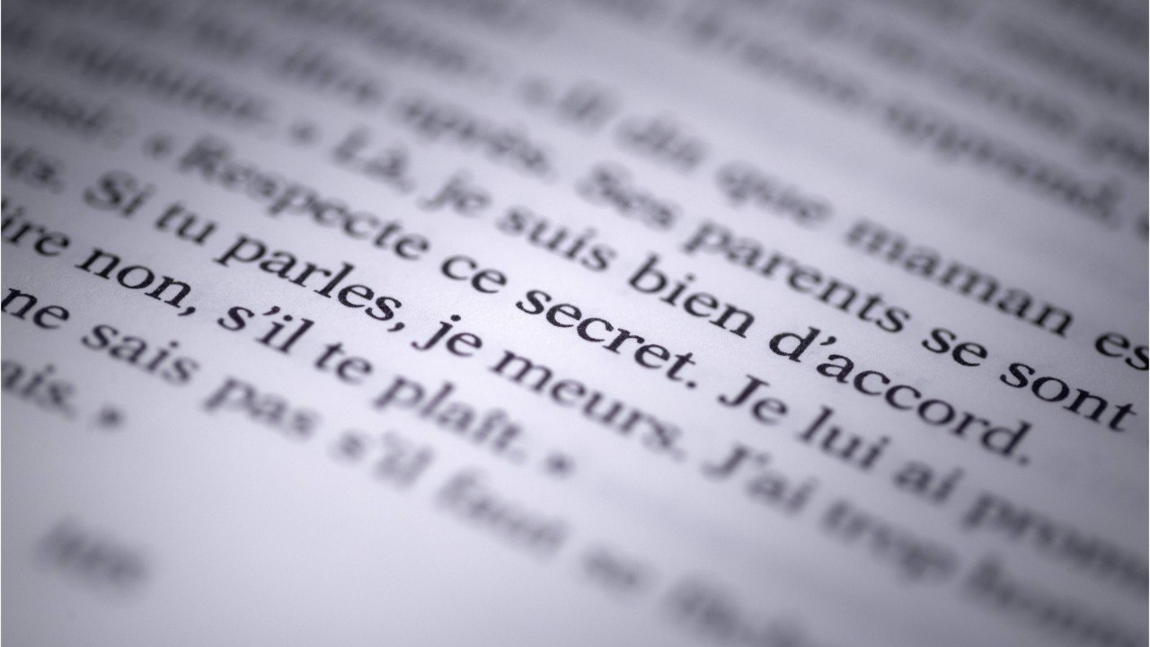 FEMME ACTUELLE - “Aide-moi à lui dire non” : Camille Kouchner rapporte les mots déchirants de son frère après une agression présumée de leur beau-père, Olivier Duhamel