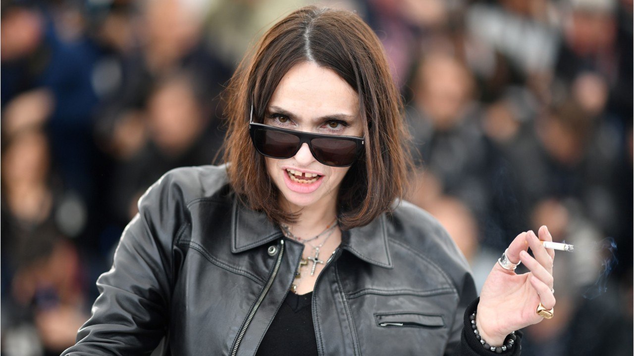 FEMME ACTUELLE - “37°2 le matin” : Béatrice Dalle raconte les coulisses “horribles” de la scène de sexe avec Jean-Hugues Anglade