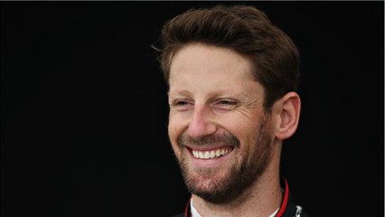FEMME ACTUELLE - Romain Grosjean, tout sourire, dévoile sa main sans bandage après son opération