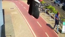 Câmera flagra bicicleta Ecos sendo furtada no Centro