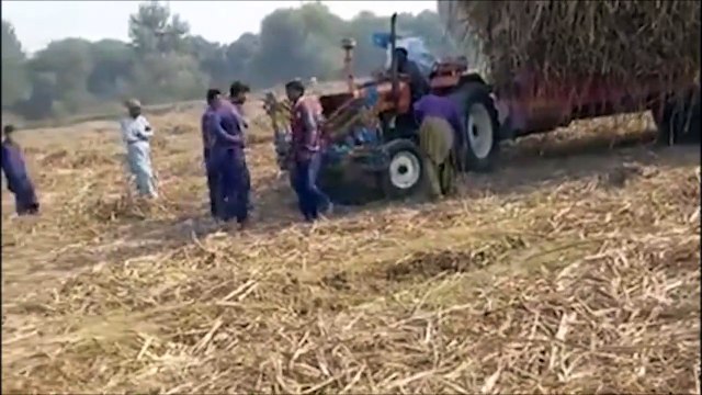 Ce paysan a mis beaucoup trop de foin dans la remorque !