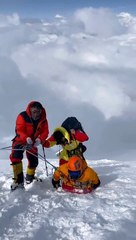 Un homme amputé des 2 jambes escalade le sommet du Manalsu (8163m)