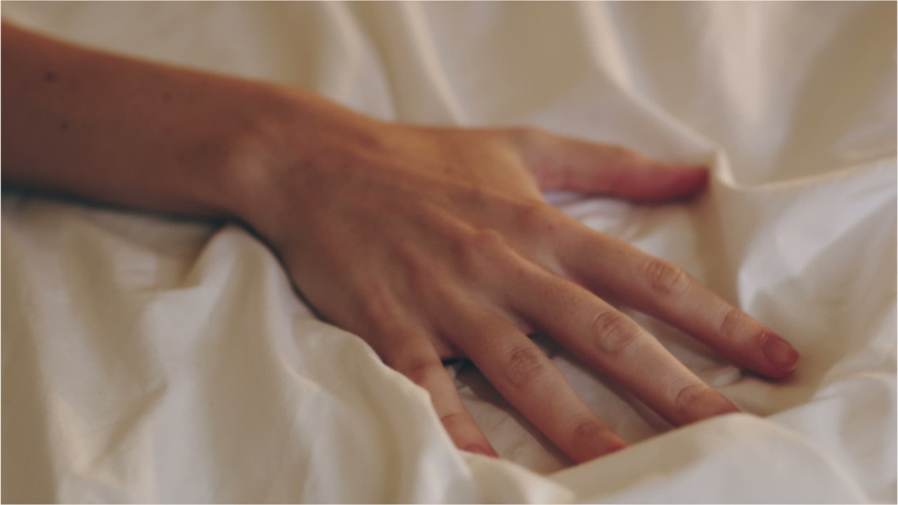 Comment Se Branler Sans Les Mains Masturbation féminine : 4 techniques pour jouir sans utiliser vos mains :  Femme Actuelle Le MAG