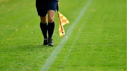 FEMME ACTUELLE - Une jeune femme arbitre de football agressée et insultée par un joueur