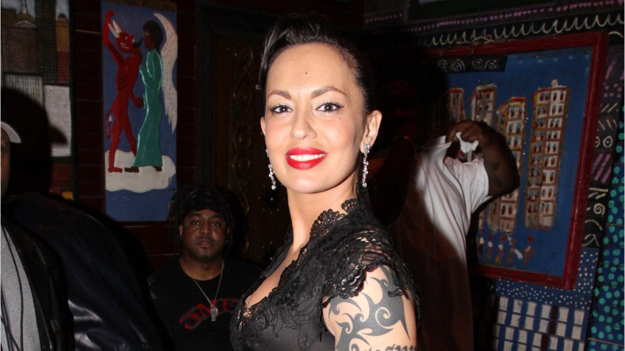 FEMME ACTUELLE - Véronique Genest sèchement recadrée par la fille de Yann Epstein : "Laissez nous en paix, mes frères ma sœur et moi !"