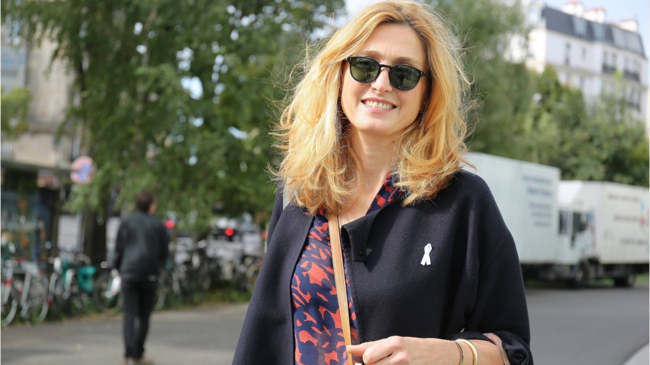 FEMME ACTUELLE - Julie Gayet se réjouit de la montée du féminisme avec l'ère #Metoo
