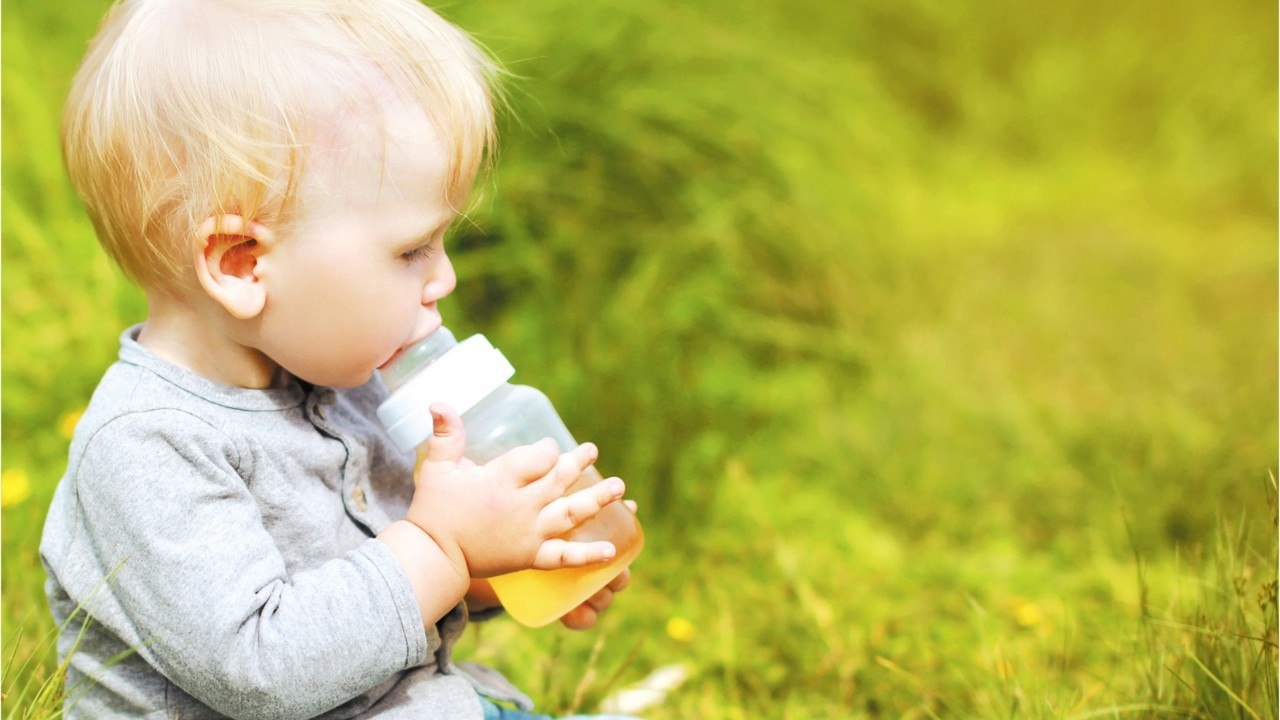 FEMME ACTUELLE - Un bébé sauvé de la malnutrition après avoir été nourri à l'eau de coco par ses parents vegans