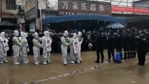 Chine : accusés d’avoir mis en péril les règles anti-Covid, on les force à parader en ville menottés