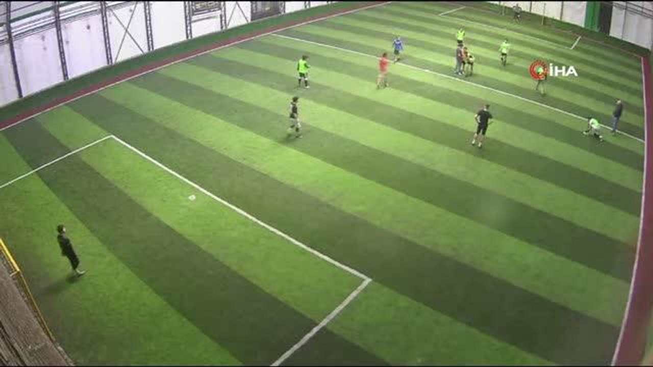 Faul sonrasında halı saha boks ringine döndü... Tekme, tokat ve yumruklar havada uçuştu