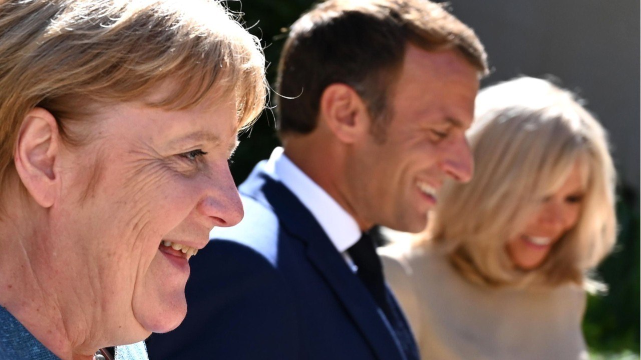 FEMME ACTUELLE - Emmanuel Macron moqué par Angela Merkel sur les photos de ses vacances d’été