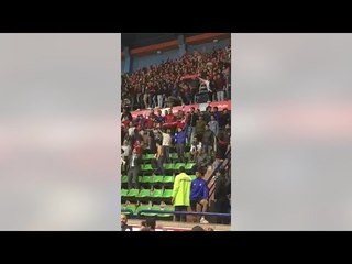 جمهور الأهلي في بطولة إفريقيا للطائرة يحتفل بتعادل الزمالك والمقاولون