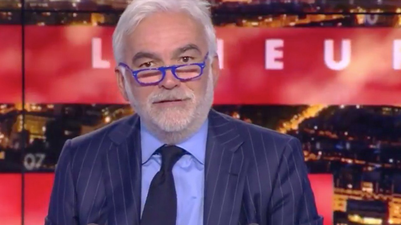 FEMME ACTUELLE - Emmanuel Macron moqué par Pascal Praud : "C’est tout ce qu’il ne faut pas faire !"