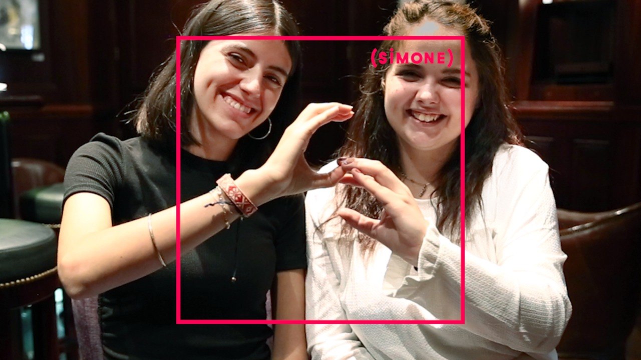 SIMONE : Emma et Anaïs ont été filmées dans leur quotidien, de leur 13 ans jusqu’à leur majorité.