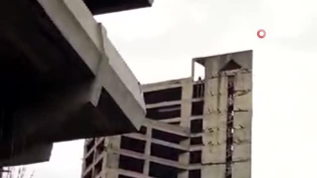 Sevgilisiyle tartışınca çatıya çıktı, oradan geçenler canlı yayın yaptı