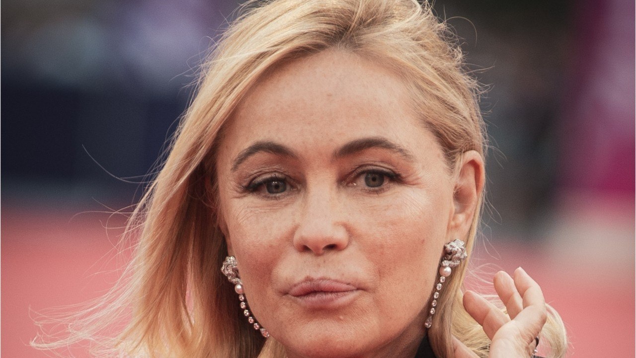 FEMME ACTUELLE - Emmanuelle Béart se dévoile en maillot de bain et comble ses fans