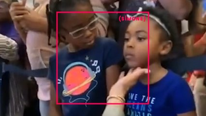 SIMONE : Kamala Harris encourage cette petite fille à toujours garder la tête haute.