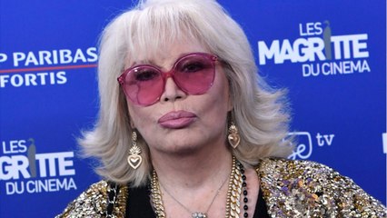 FEMME ACTUELLE - Amanda Lear s'emporte et insulte ceux qui ne portent pas de masque