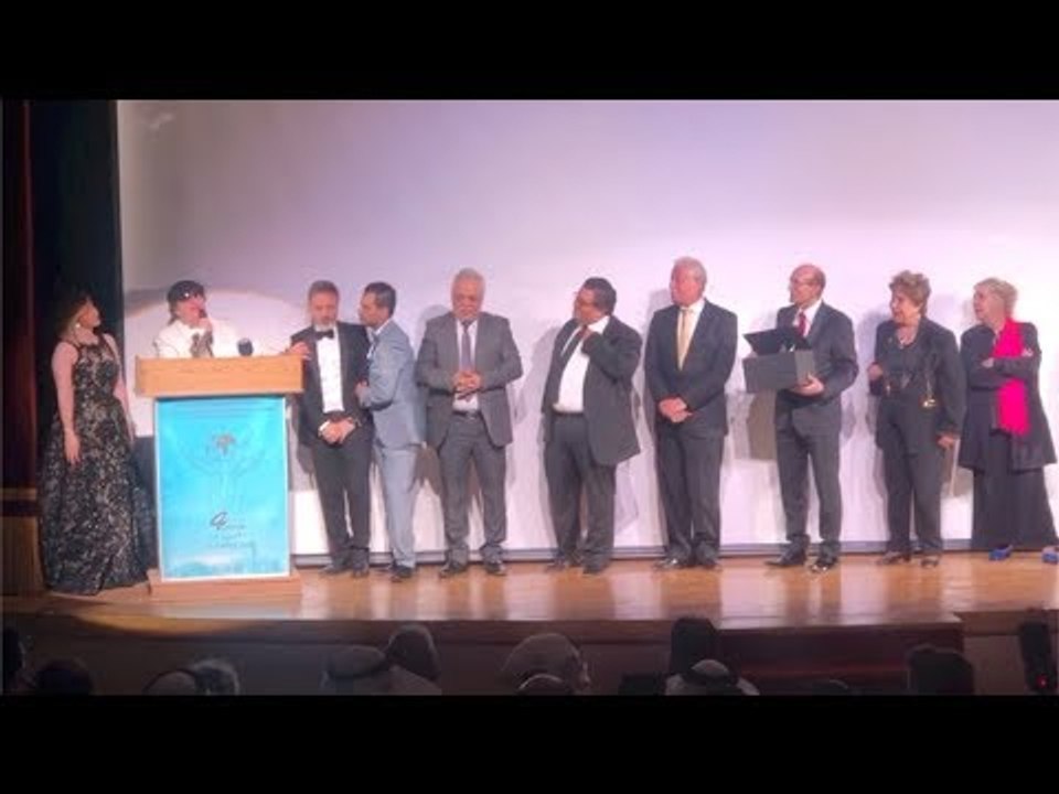محي إسماعيل يلقي قصيدة في حب مصر خلال تكريمه في افتتاح المهرجان