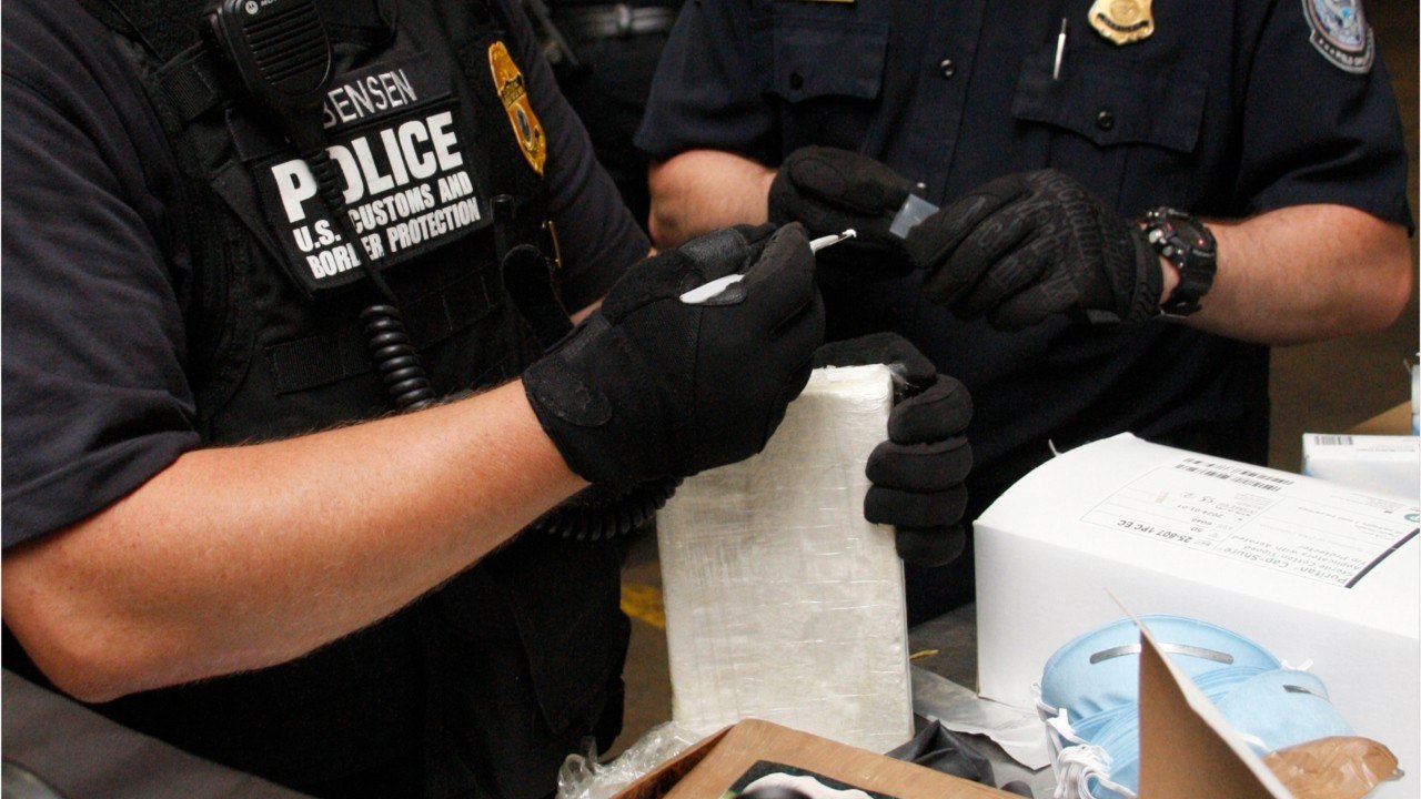 FEMME ACTUELLE - Dealer Des Stars : Des Sms Compromettants Avec Une Animatrice De C8 Révélés