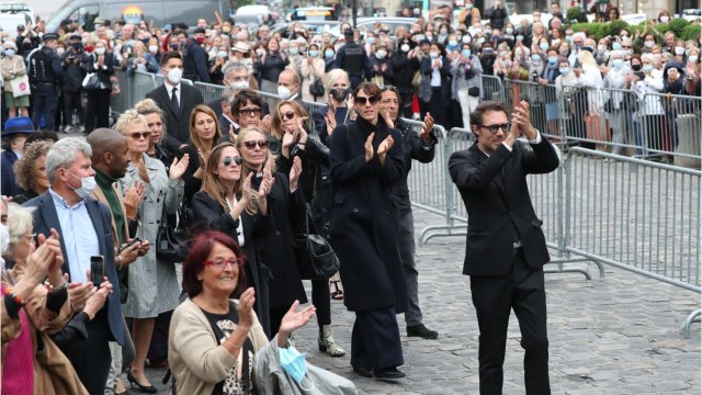 FEMME ACTUELLE - Obsèques de Guy Bedos : les internautes choqués par la distanciation sociale non respectée
