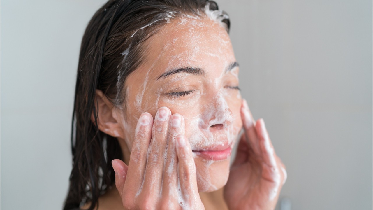 FEMME ACTUELLE - Peeling : quel est ce produit qui resserre les pores de la  peau ?