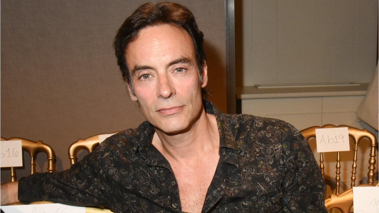 FEMME ACTUELLE - Anthony Delon : son baiser torride avec Sveva Alviti