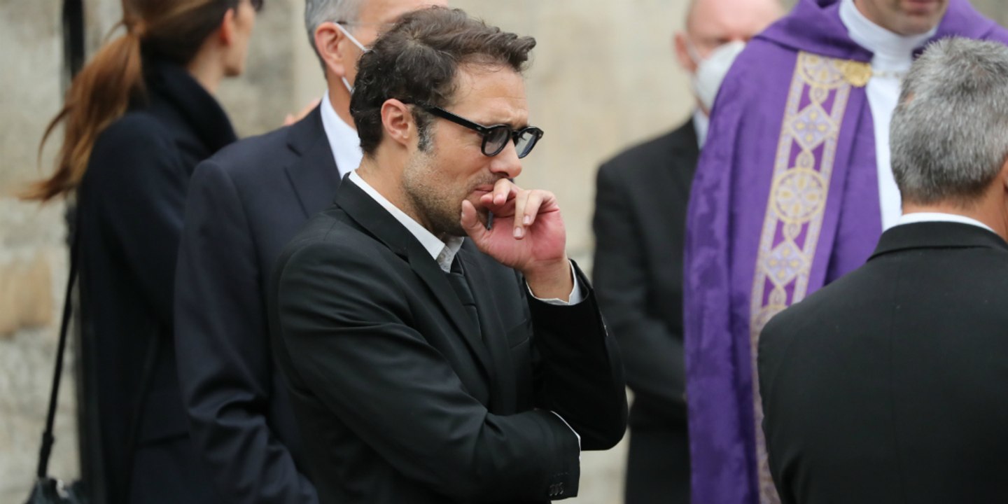 FEMME ACTUELLE - Obsèques de Guy Bedos : les larmes de Nicolas Bedos à la sortie de l'église