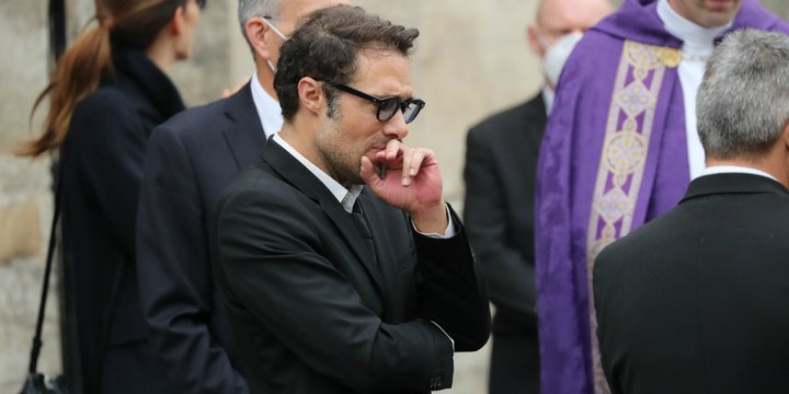 FEMME ACTUELLE - Obsèques de Guy Bedos : les larmes de Nicolas Bedos à la sortie de l'église