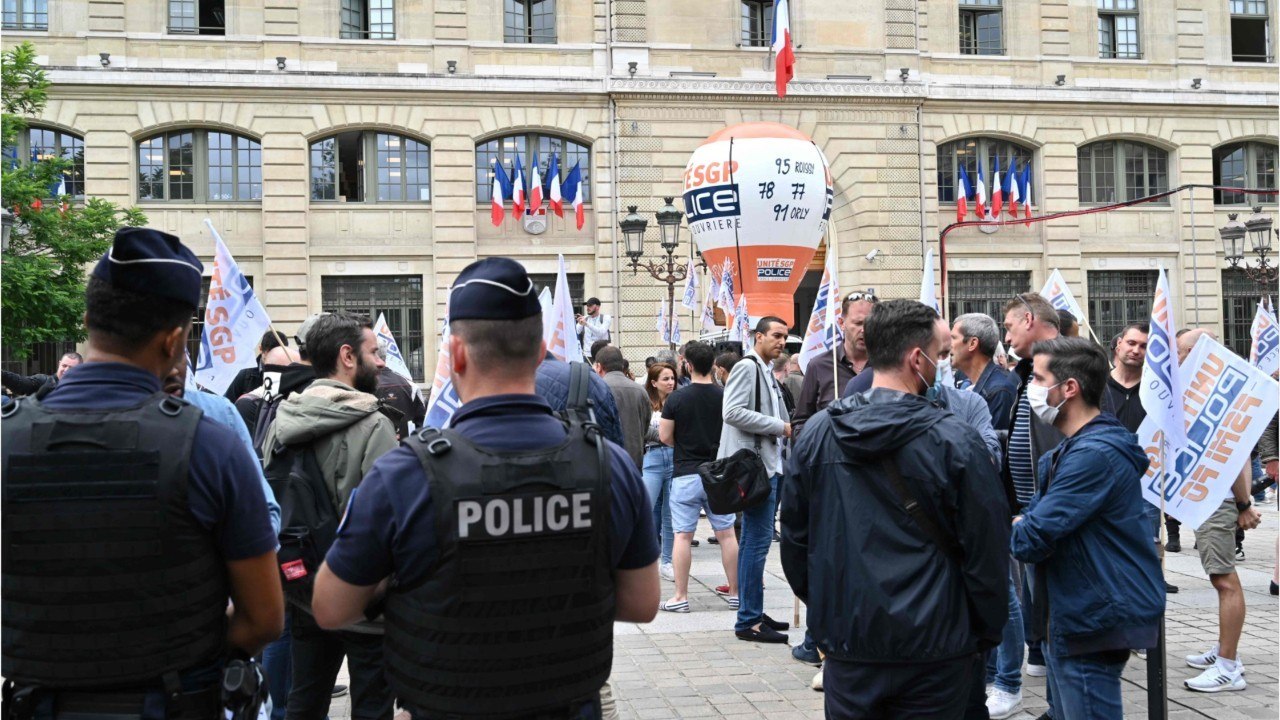 FEMME ACTUELLE - Manifestation des soignants : l'arrestation d'une infirmière fait polémique, la police riposte avec une vidéo