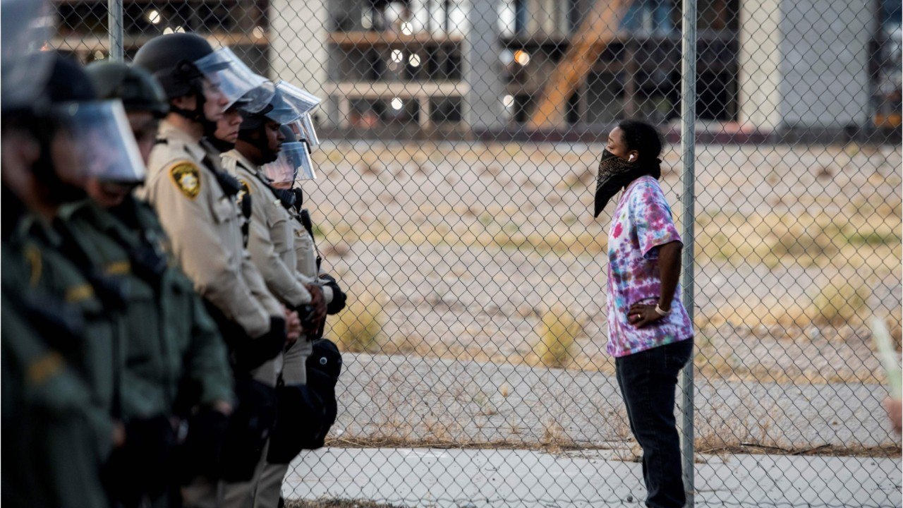 FEMME ACTUELLE - Mort de George Floyd : des journalistes de TF1 visés par des tirs et arrêtés par la police de Minneapolis