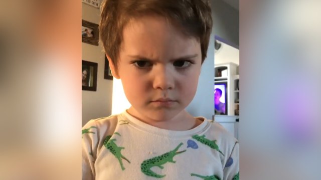 FEMME ACTUELLE - Ce petit garçon veut absolument une nouvelle coupe de cheveux !