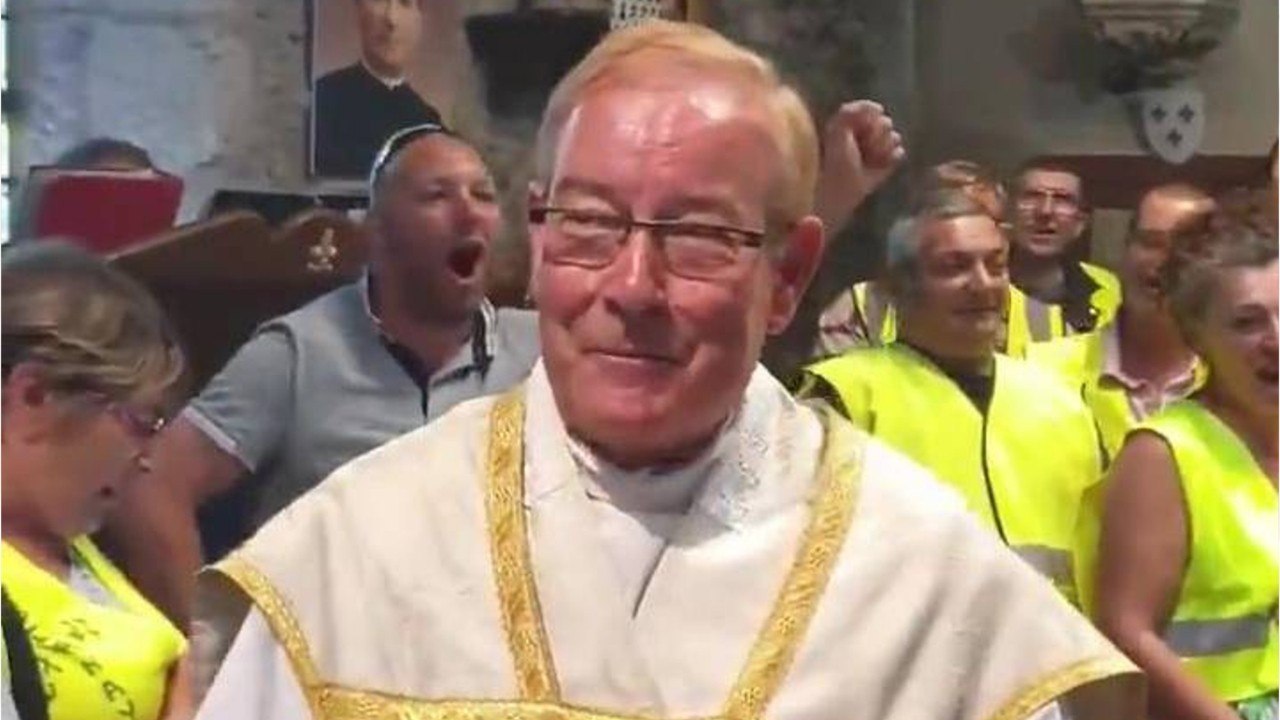 FEMME ACTUELLE - L'abbé Francis Michel renvoyé par l'Eglise après ses chants insultants contre Emmanuel Macron avec de Gilets Jaunes