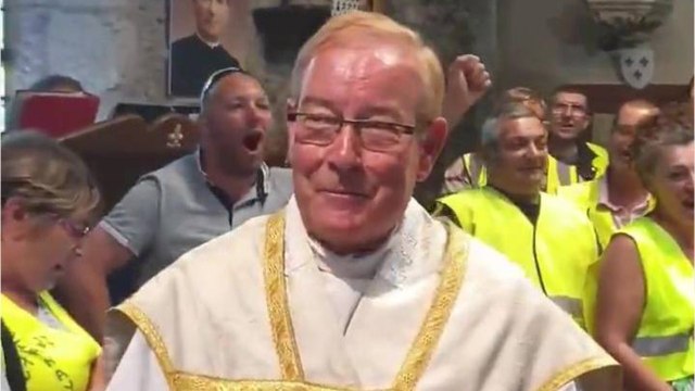 FEMME ACTUELLE - L'abbé Francis Michel Renvoyé Par L'Eglise Après Ses Chants Insultants Contre Emmanuel Macron Avec De Gilets Jaunes (1)