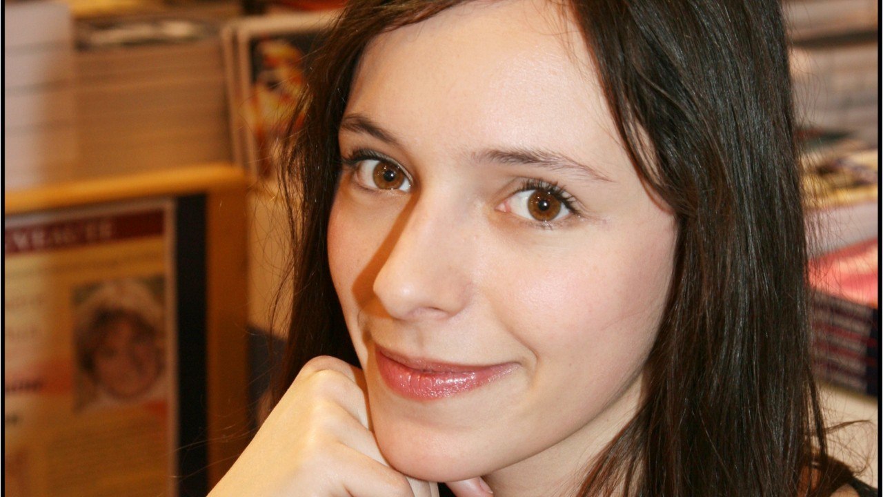 FEMME ACTUELLE - Renaud : sa fille Lolita Séchan sur un site de rencontre ? La dessinatrice s’est fait usurper son identité