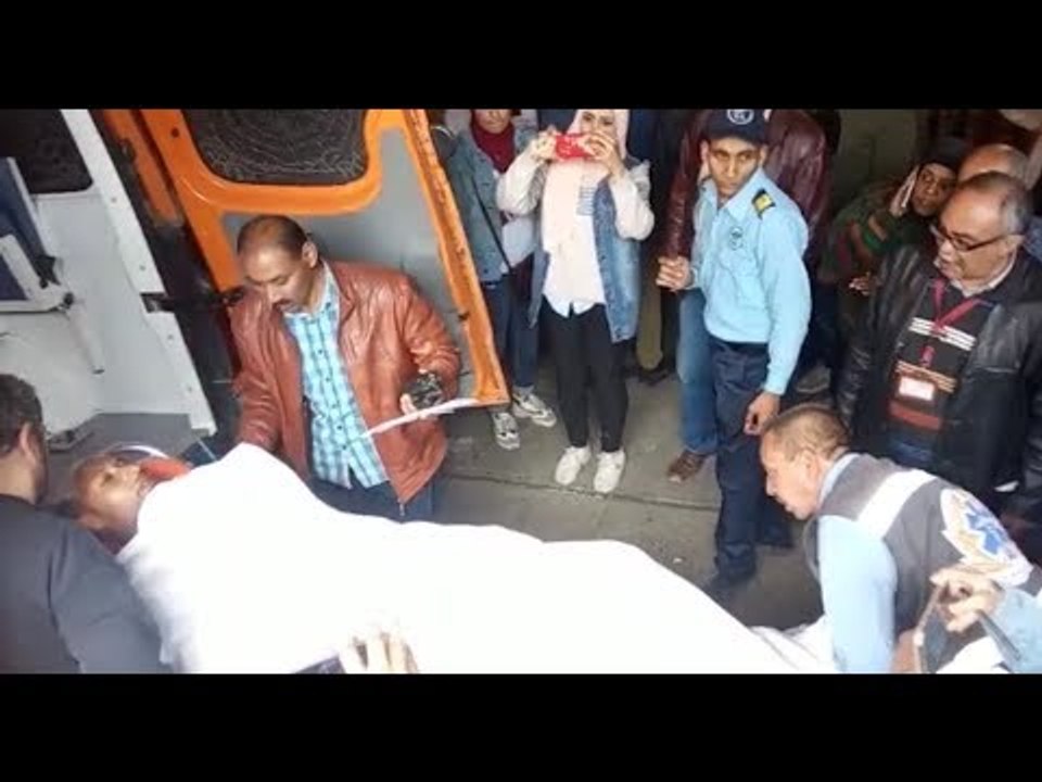 لحظة نقل أخر مصاب في حريق محطة مصر من مستشفى السكة الحديد لدار الشفاء
