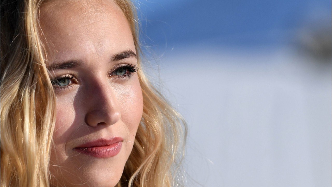 FEMME ACTUELLE - Chloé Jouannet torride en mini bikini fluo  : la fille l’Alexandra Lamy s’affiche sexy sur la Toile