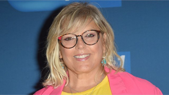 FEMME ACTUELLE - Laurence Boccolini affiche sa silhouette ultra-amincie dans une robe flashy