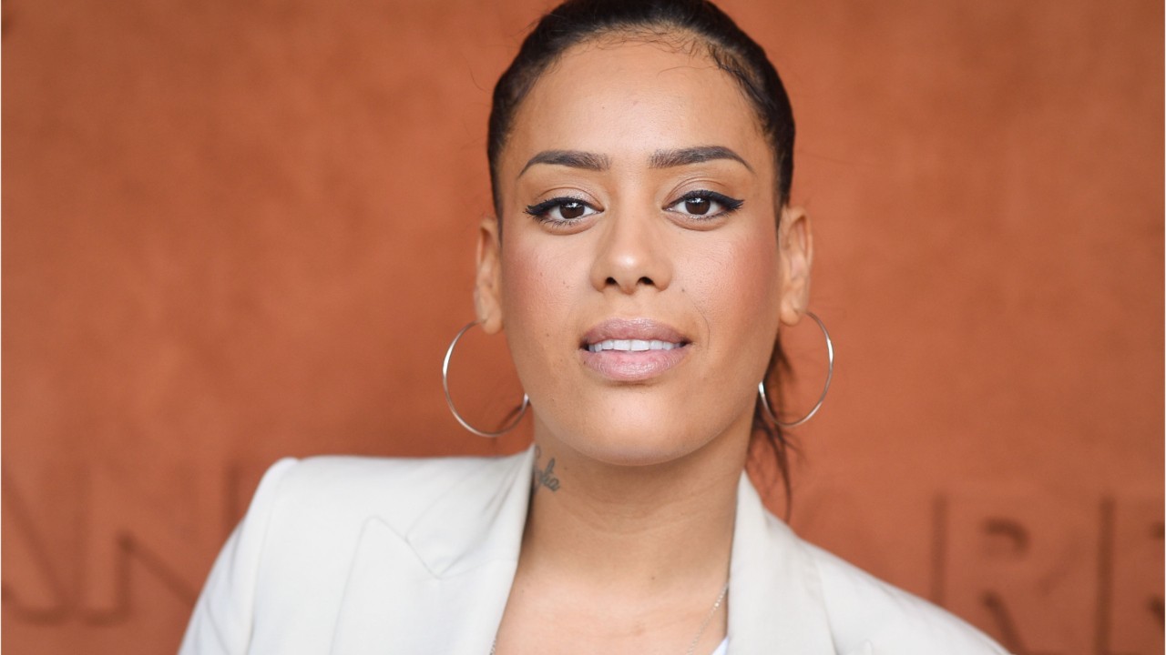 Tatouage Amel Bent épaule Droite Amel Bent à couper le souffle avec cils XXL, maquillage glossy et tatouages  dans le cou (Wow !) : Femme Actuelle Le MAG