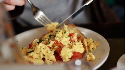 5 méthodes (parfois) inattendues pour préparer des œufs brouillés