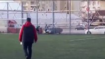 Kayseri'de maç oynanırken sahaya giren köpek oyuncuları peşinden koşturdu