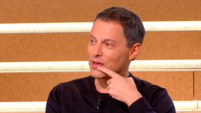 Marc-Olivier Fogiel très ému en découvrant le message de son mari sur la GPA