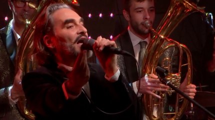 Stephan Eicher reprend son tube "Combien de temps" en fanfare