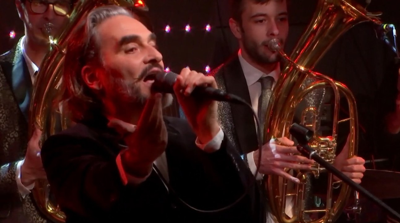 Stephan Eicher reprend son tube "Combien de temps" en fanfare