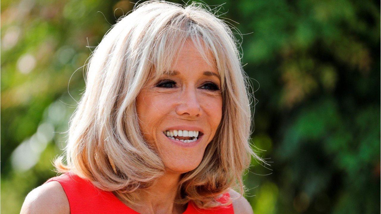 FEMME ACTUELLE - Brigitte Macron fait sa rentrée des classes : ce drôle de cadeau que lui ont offert ses anciens élèves