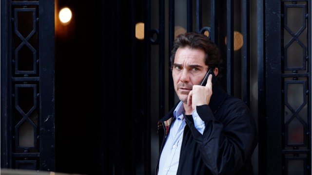 FEMME ACTUELLE - André Boudou, le père de Laeticia Hallyday, responsable de la démission de Sébastien Farran ? Les chroniqueurs réagissent