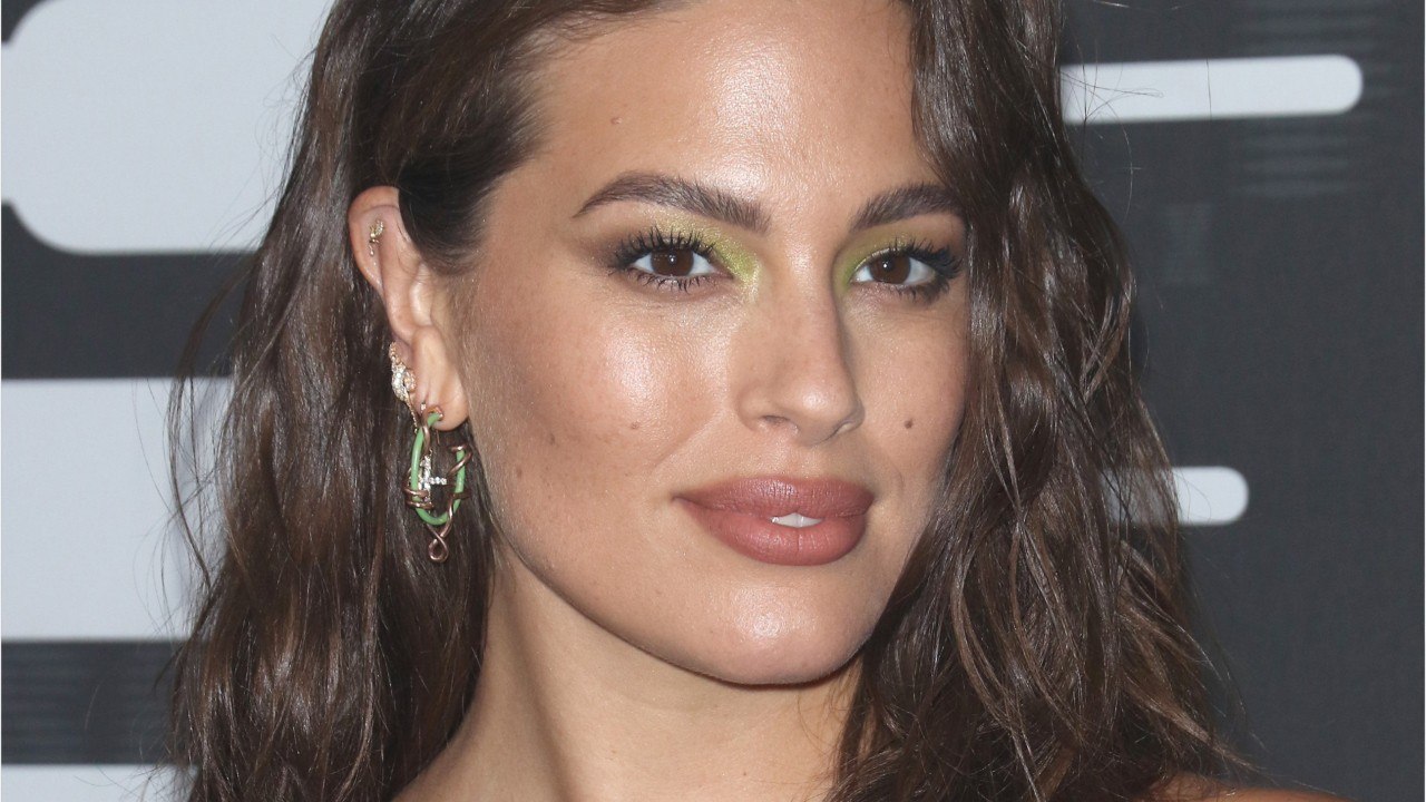 FEMME ACTUELLE - Ashley Graham : quand le mannequin plus size casse les codes de la mode et défile enceinte à la fashion week de New York !