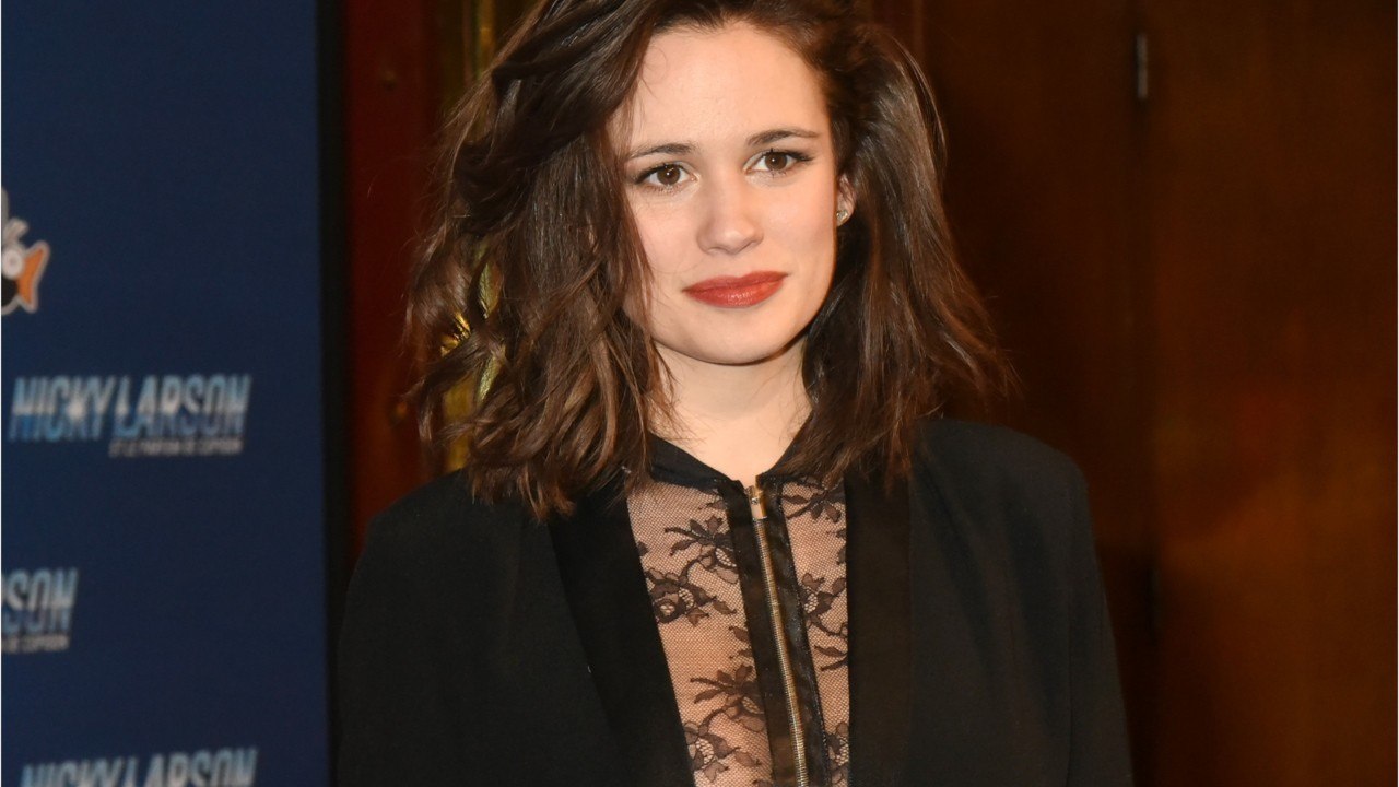 FEMME ACTUELLE - Cheveux mouillés et maillot ultra sexy : Lucie Lucas (Clem) se prend pour James Bond Girl à la plage (et elle est sublime) !